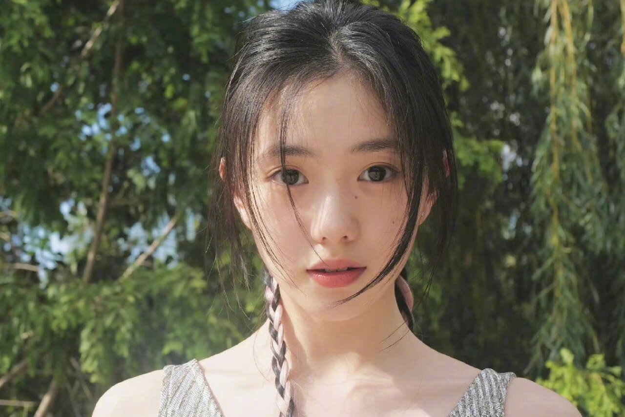 刘浩存这个妹妹的颜值还是很能打的呀～让我感到很惊艳～而且我觉得她本人还🈶些神似