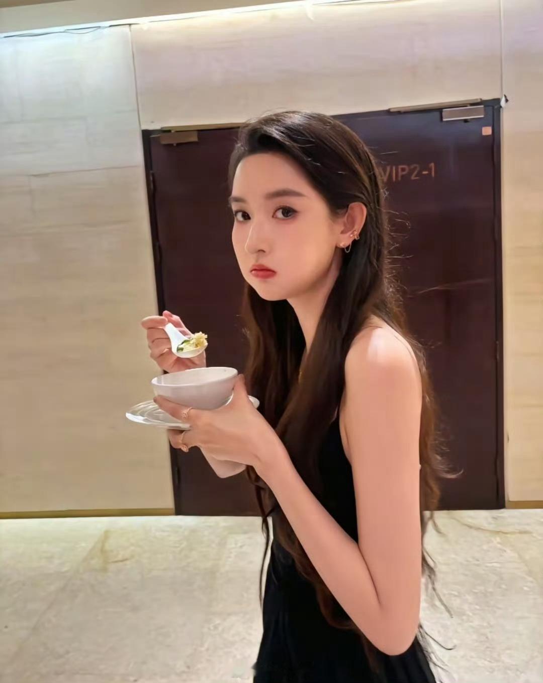 我的天哪，王玉雯真的好可爱呀，看她上综艺也真的好喜欢呀 