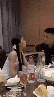 看得出来，这美女是真的想亲上去，后面应该是被老公或者是男朋友给打扰了。