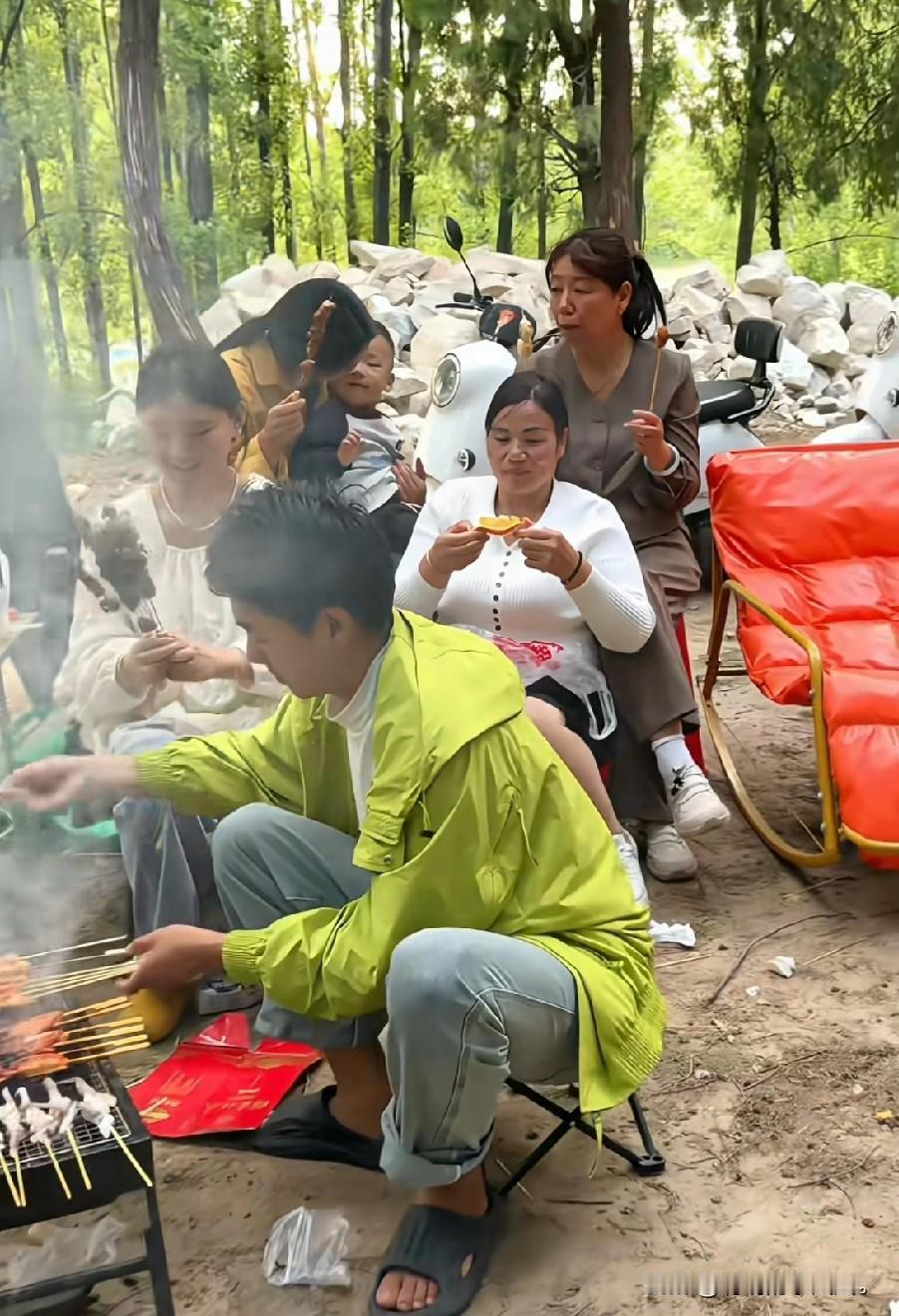 小故事！
   雨露 婆家一人在野外烧烤，幸亏 没有被她妈老壳子看到 
如果老壳