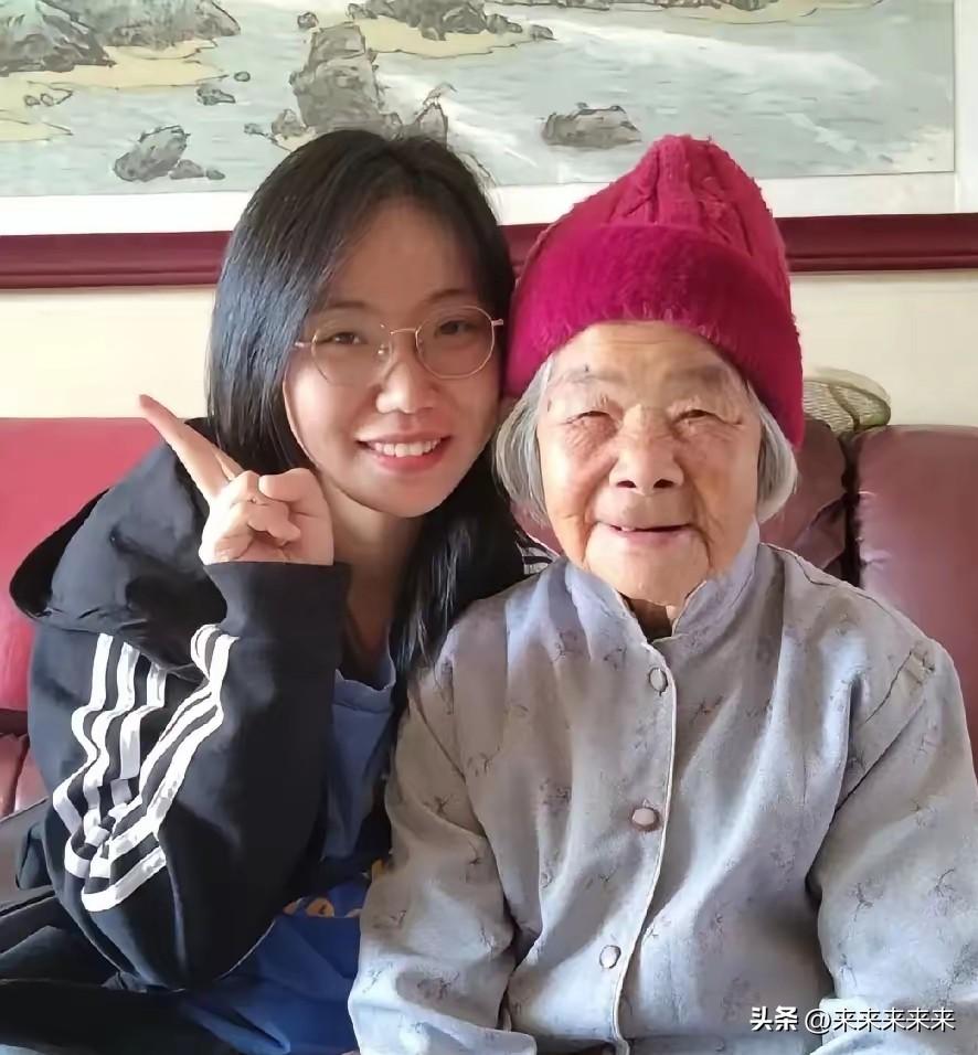 上海合租6年，26岁姑娘成了68岁痴呆阿姨唯一认得的人
 
很多在上海打拼的年轻