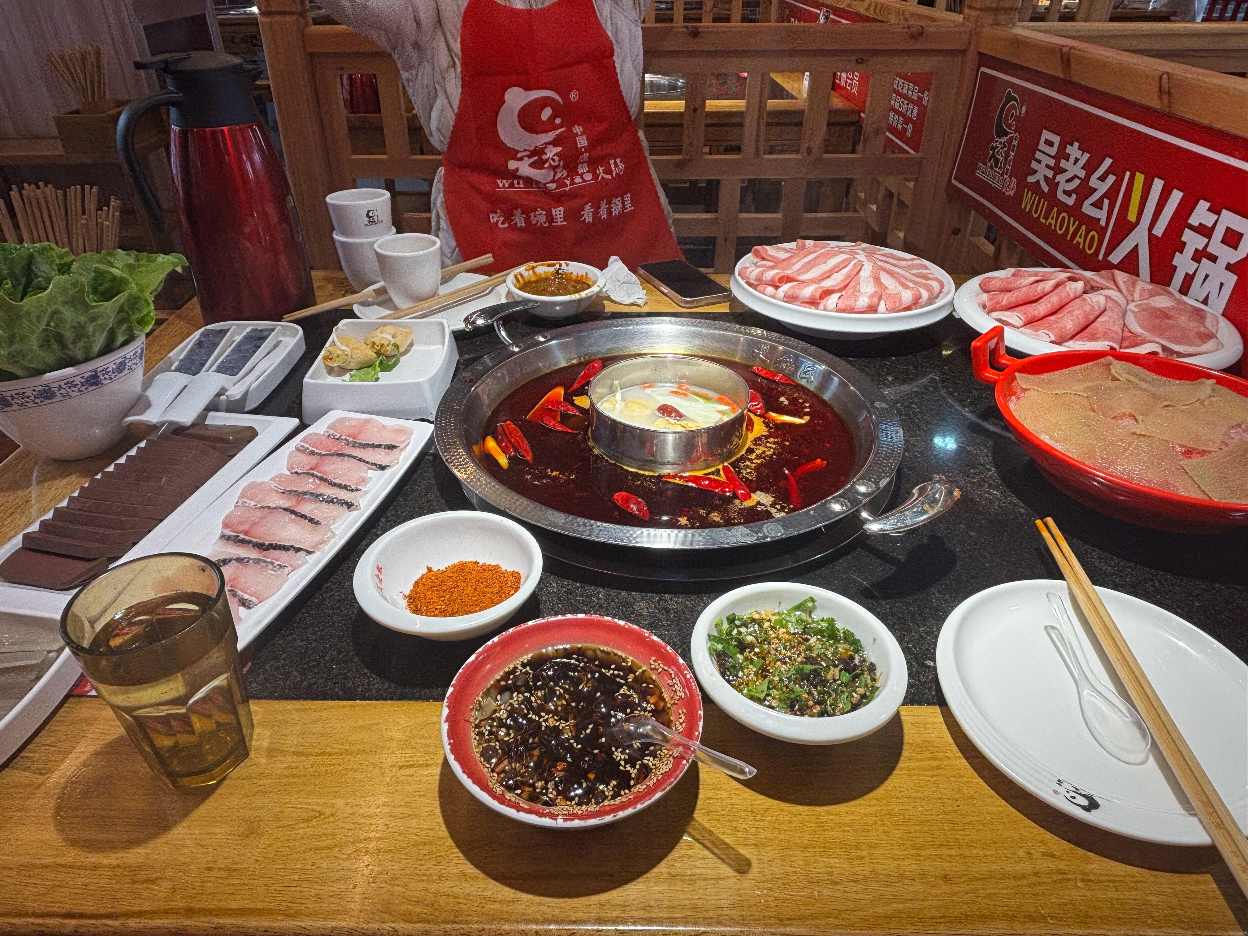 嘿嘿  冬天冷，吃顿火锅暖和暖和！