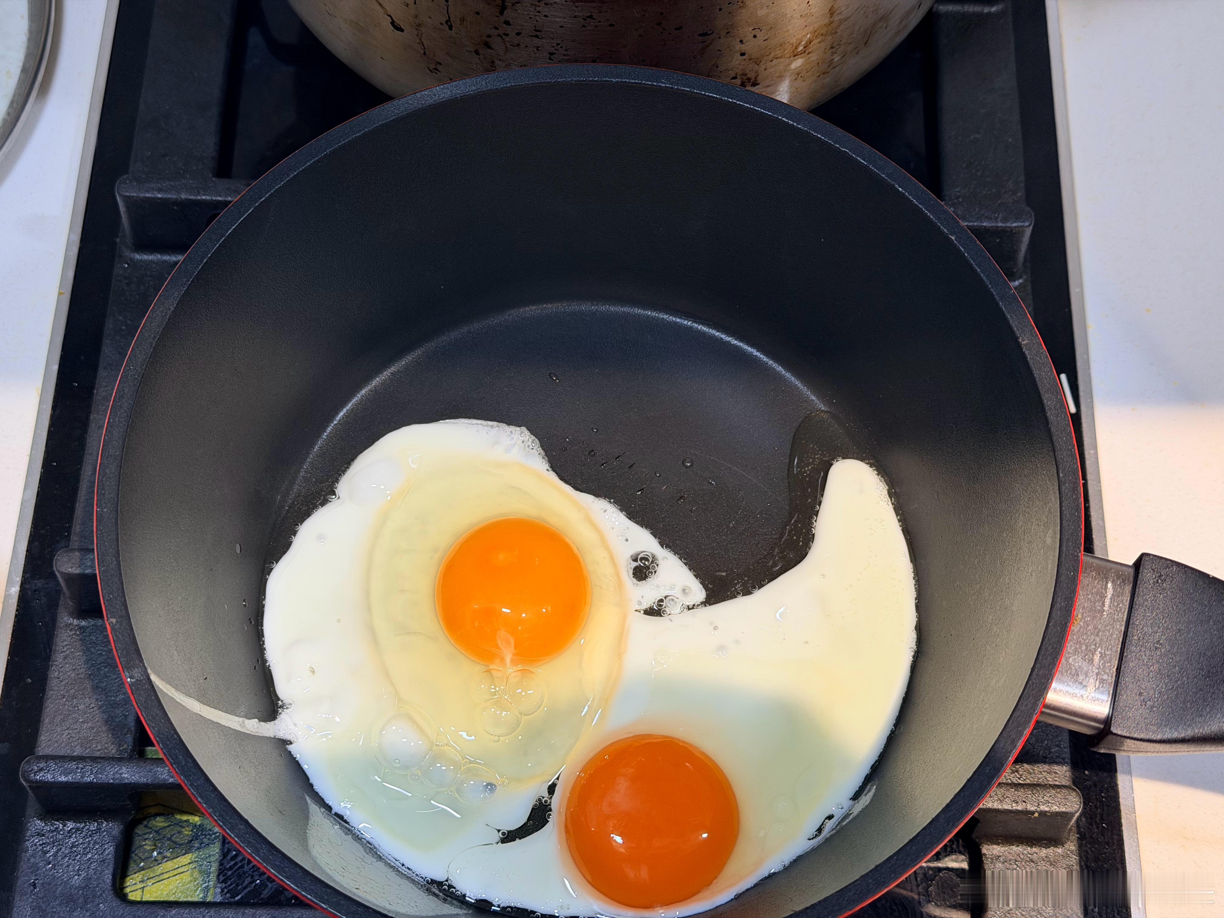 早饭给自己煎了两个鸡蛋，一个是昨天新买的鸡蛋，一个是放了一个多月的鸡蛋。能看出来