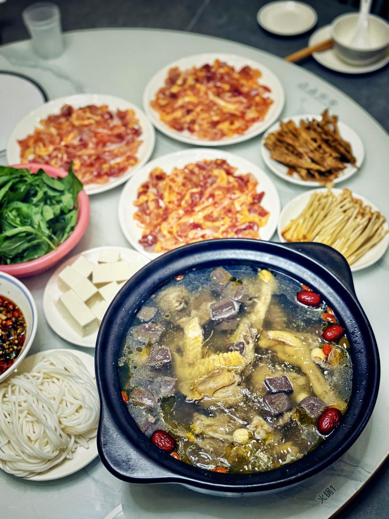 我的食堂之一！每周都会来吃

作为上海小囡，竟然爱吃桂林菜？
哈哈，我自己也觉得