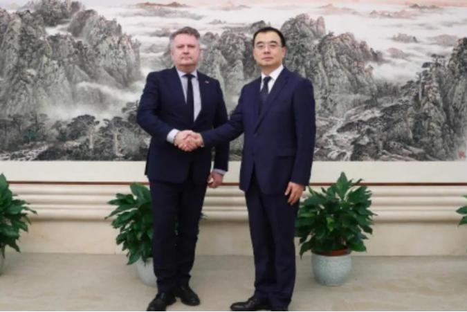 中乌在京谈妥，泽连斯基已通知全球，乌国撤兵可以，但有2个条件。

北京密谈仅过去