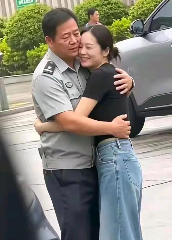 陈大爷老伴走了后，第一次相亲，就碰到了心仪的。
也许是前世有缘吧，一顿饭下来就成