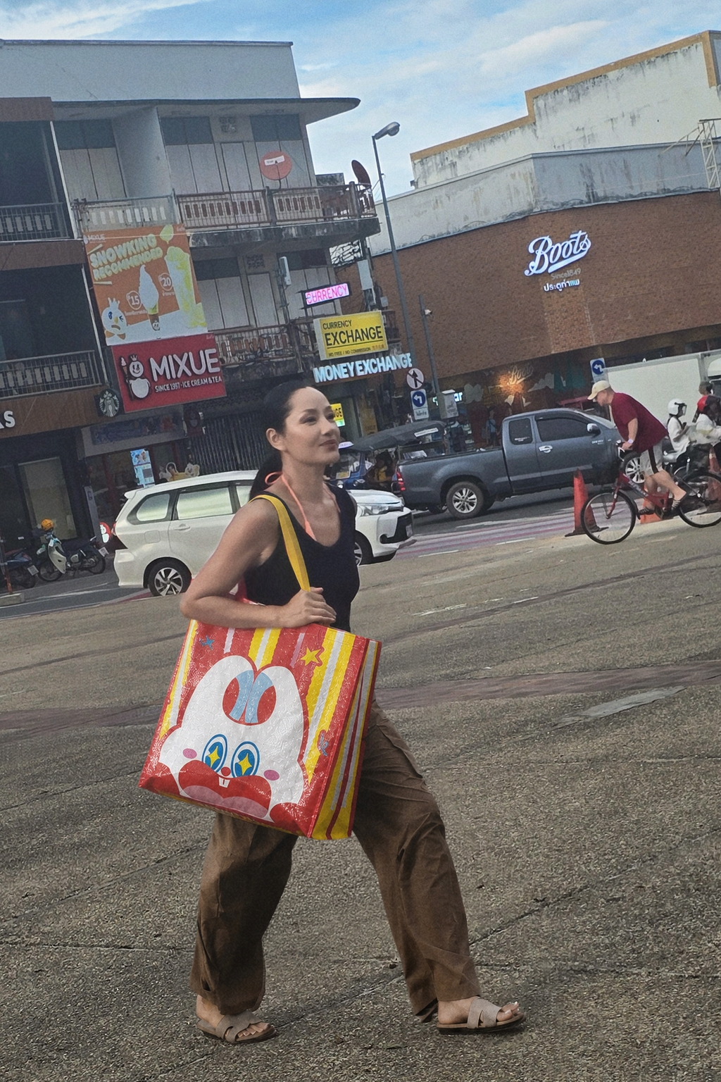 瞿颖拿个袋子就出门了不是，瞿颖手上那个袋子我怎么看着这么眼熟，放大一看好像是好想