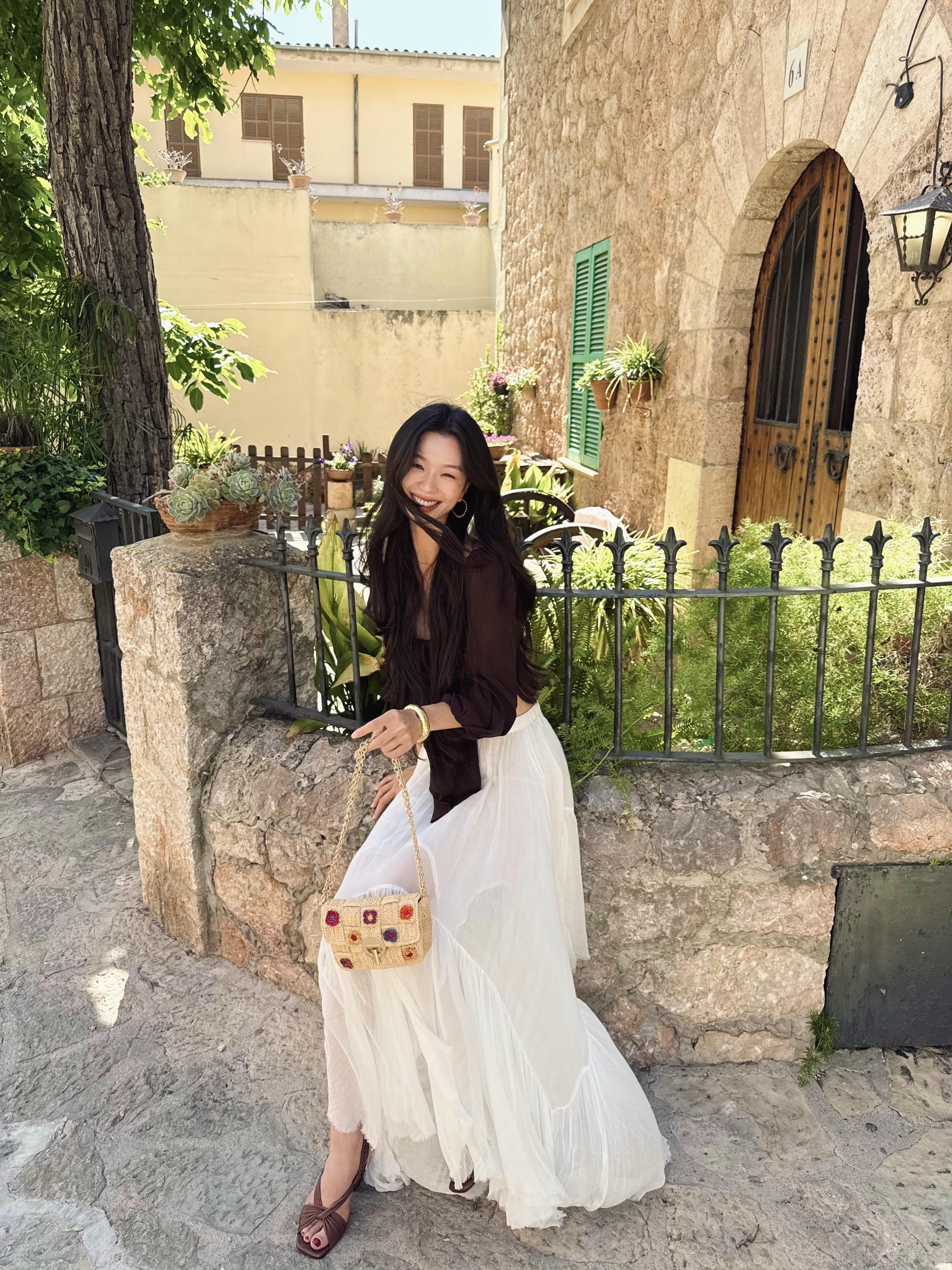 在马略卡人会变得更漂亮 夏天让我有漂亮裙摆 高跟鞋虽美但还是人字拖舒服...