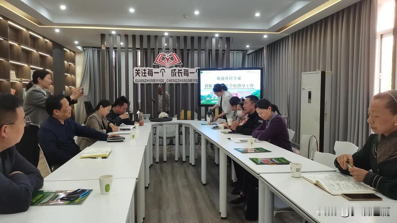海明威说：“人一辈子用两年学会说话，却要用一辈子学会闭嘴。”我们在孤独中悟透了人