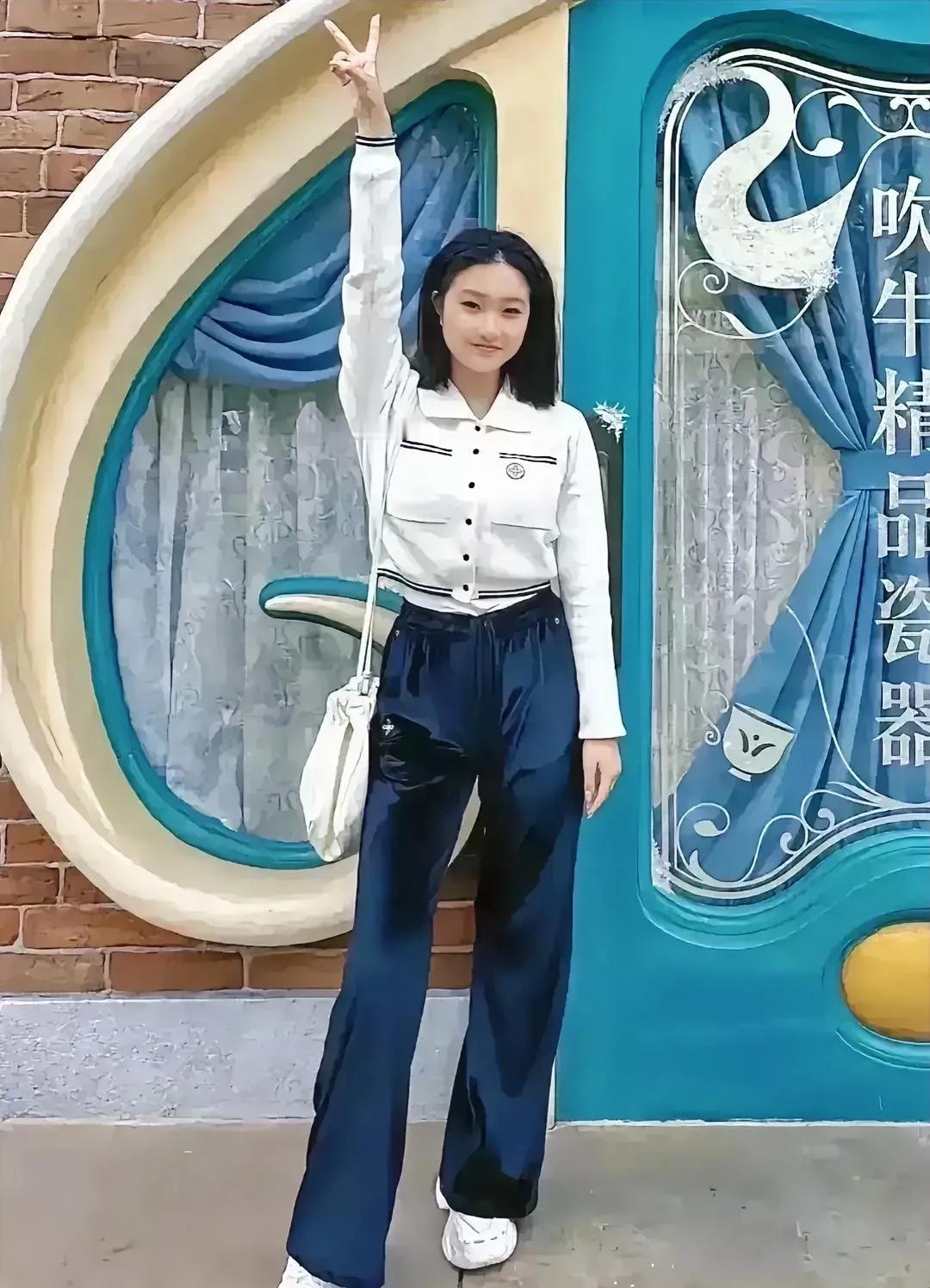 哎呀，这是文爱马？马伊琍的女儿！时间过得真快，她都长这么大了。真是完美继承了爸妈