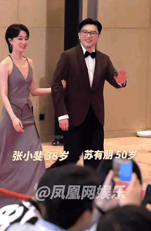 张小斐胜在颜值和身材！她穿什么都可以。五阿哥走的那么快干啥子，感觉好像怎么老想挣