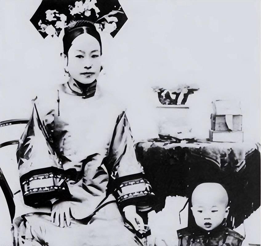 喂奶九年，亲生女儿死了三年，她才知道。

这是1906年醇王府乳母选拔定下的规矩