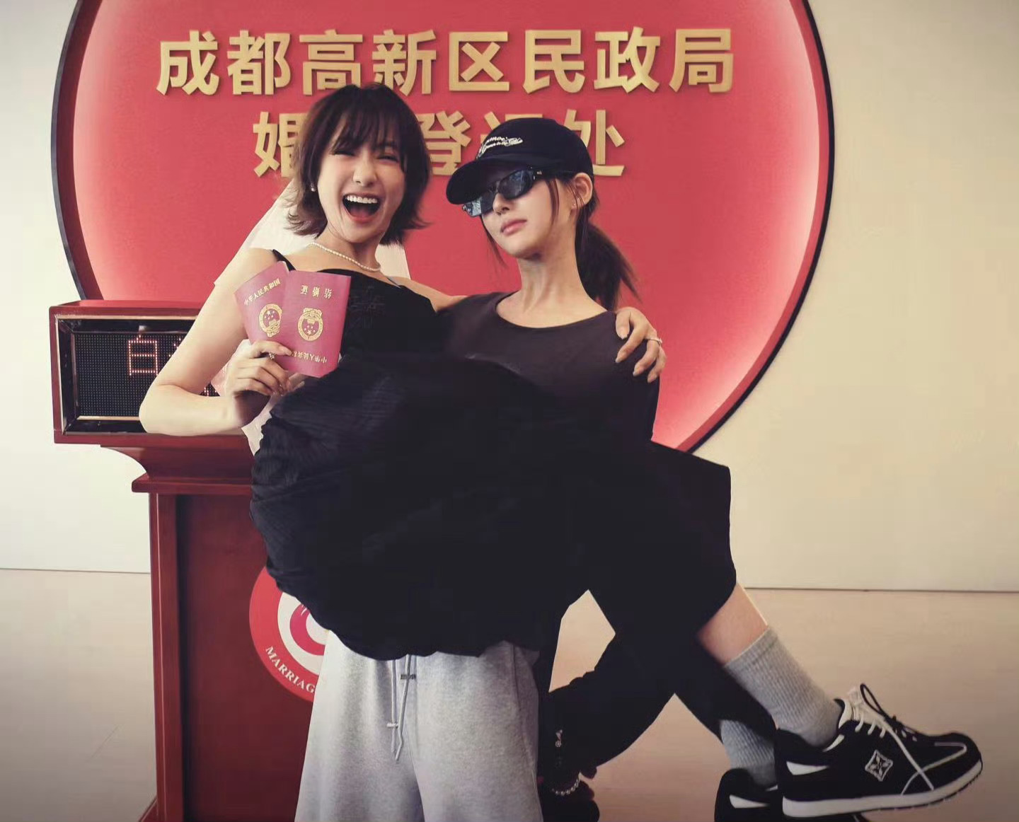 露思昨天去陪魏笑领证了！赵露思陪魏笑领证魏笑结婚