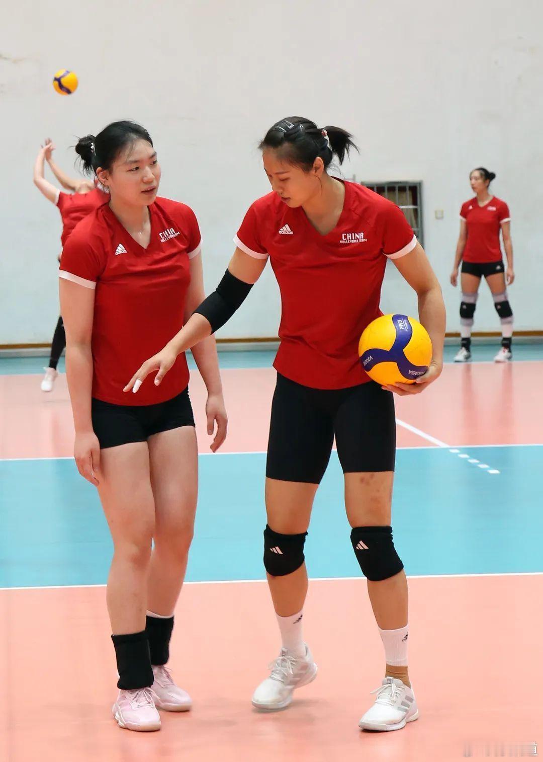 中国女排张籽萱作为首次入选中国女排的年轻队员，年仅16岁的张籽萱出人意料地以国家