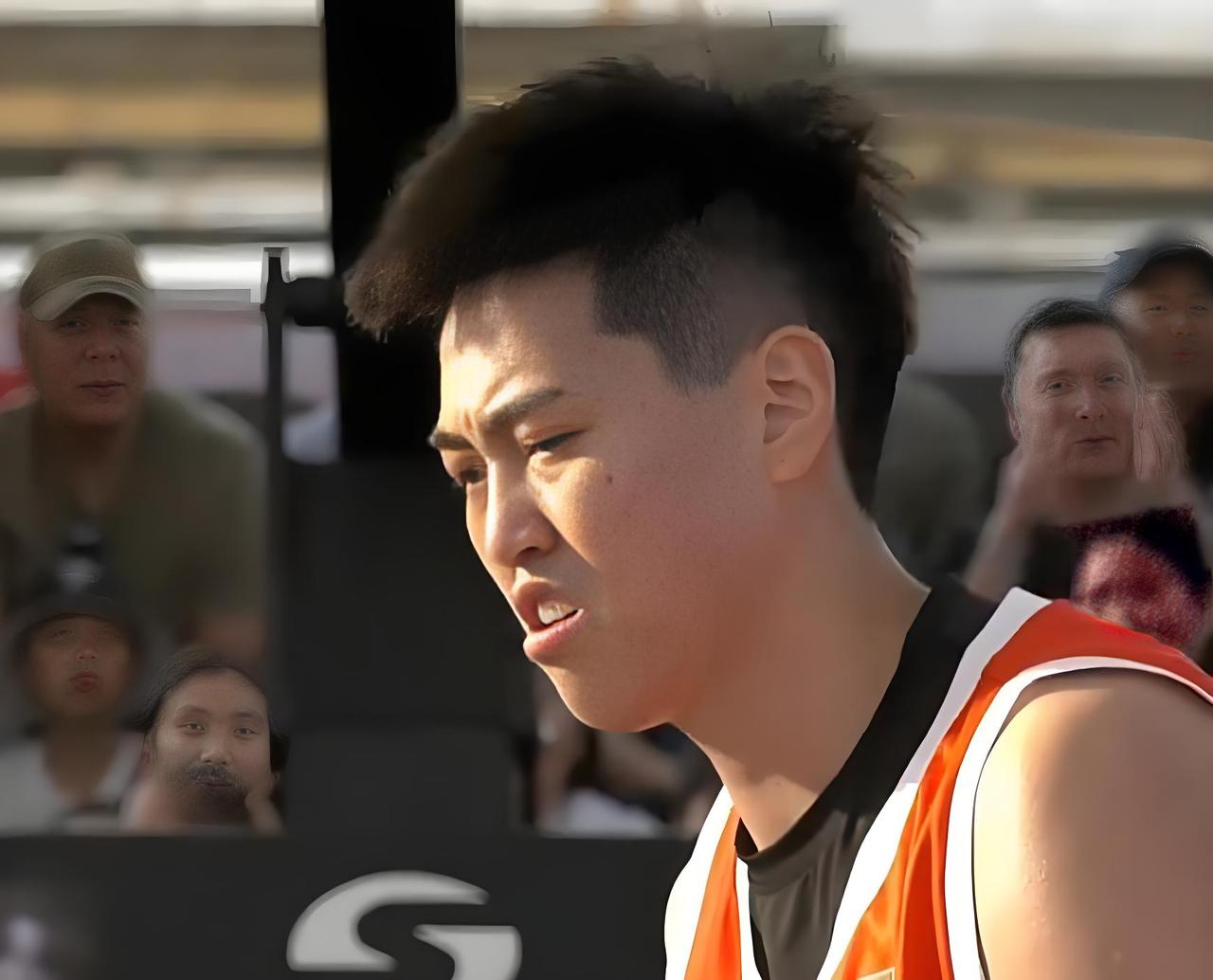 大杨退役，张子宇的责任更重了。
杨衡瑜征战WCBA多年，一向以“强硬派”风格著称