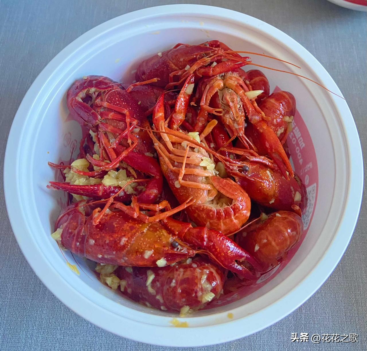 青椒、火腿切成丁，先炒蛋花再炒米饭，就是今日午餐的主食：三鲜炒饭。

至于午餐的