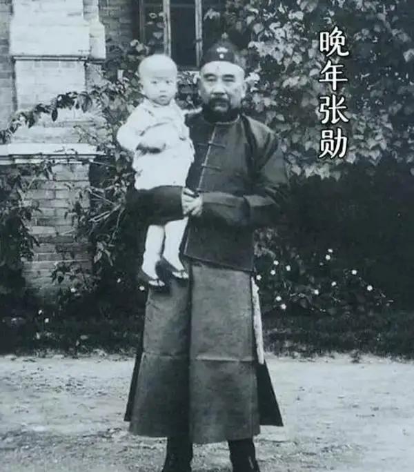 1881年，27岁张勋icon如愿娶了14岁曹琴，洞房花烛夜，张勋一把搂住曹琴说