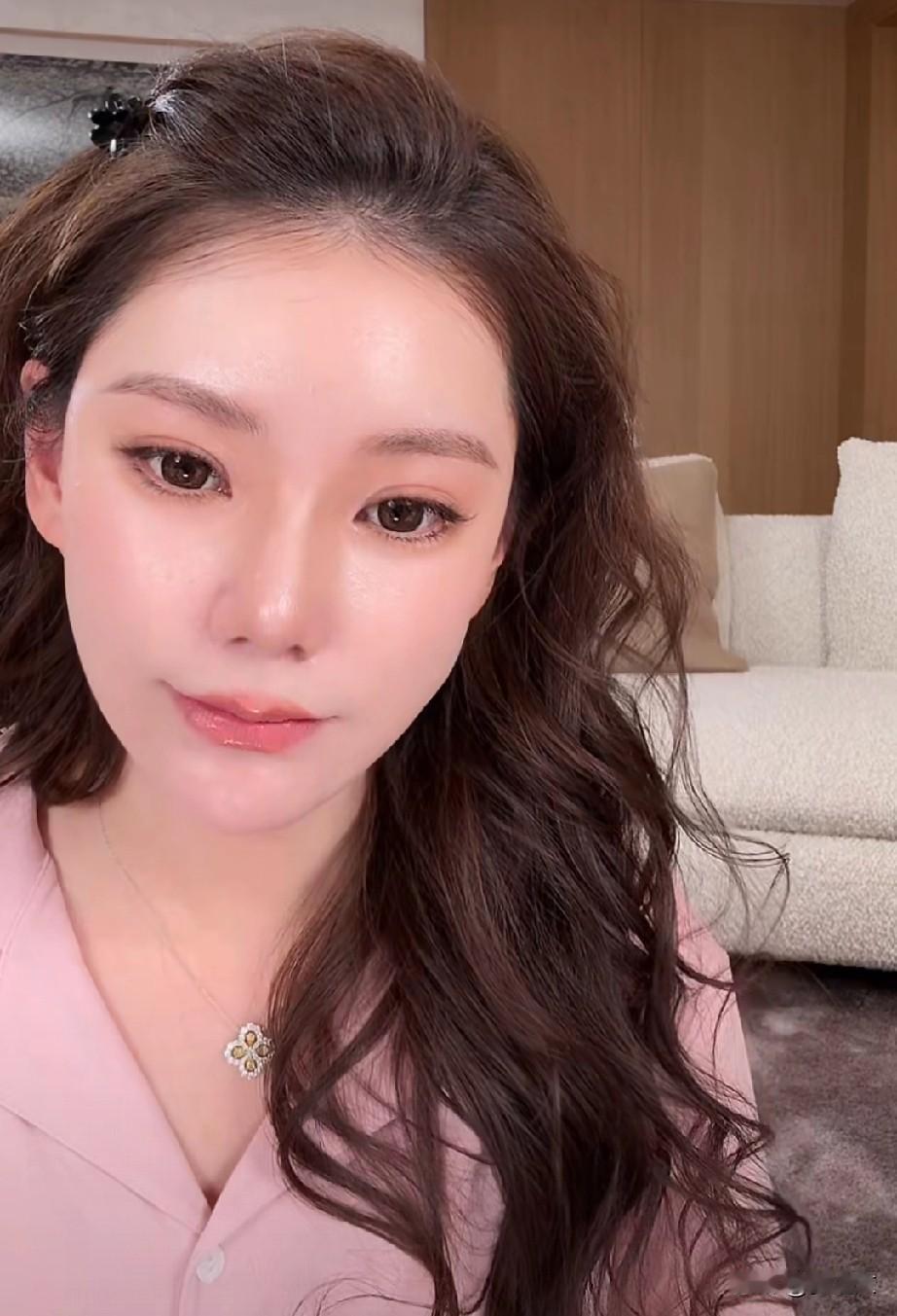 汪小菲，这次真的选对了，马筱梅漂亮不说，她是真的很能干，都孕晚期了还在直播，一会