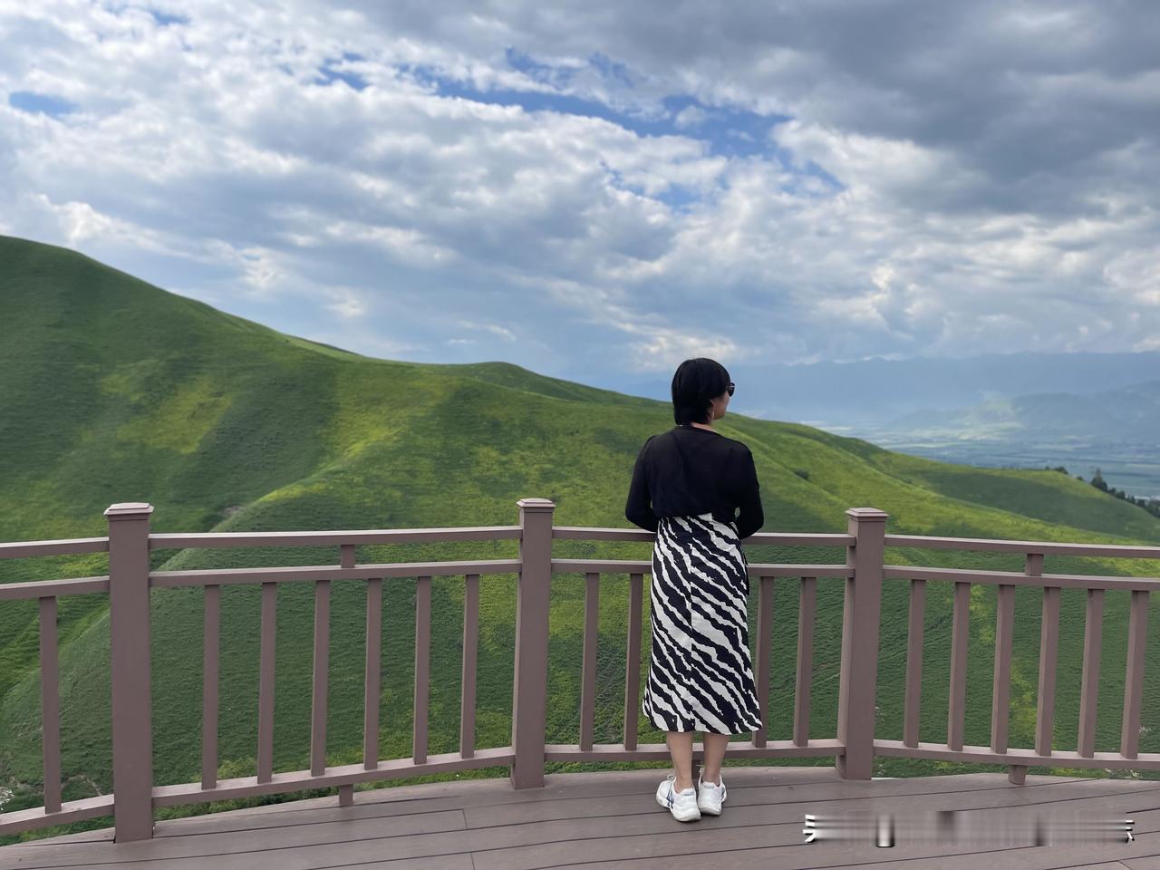 新疆其实一年四季都挺适合旅游的。
我是在6月份去的新疆，从哈密进，若羌出，那趟去