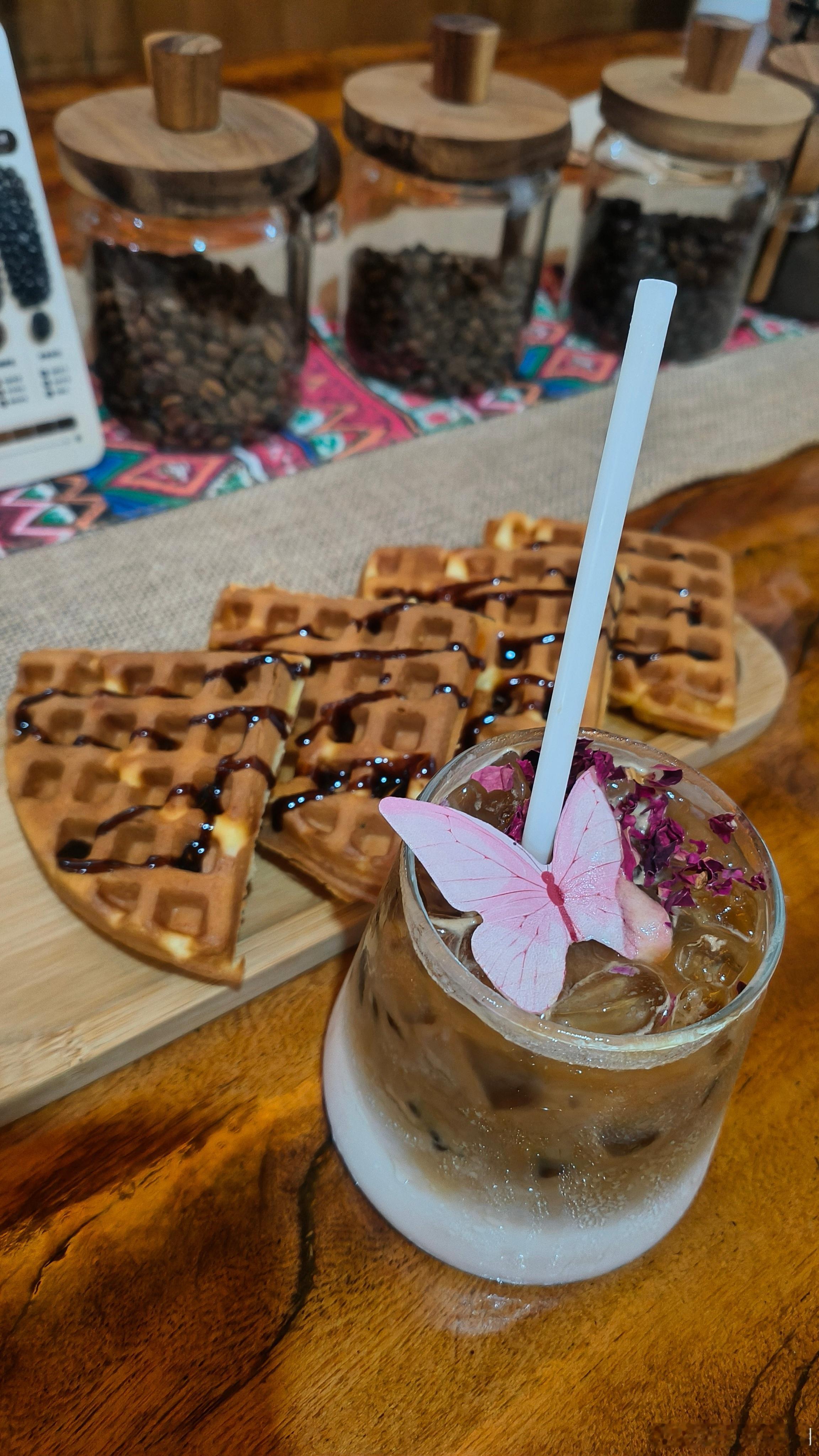 ☕玫瑰酥油茶拿铁–––酥油茶醇厚绵润，玫瑰花香悠悠散开，再融入咖啡的焦香，藏地氛