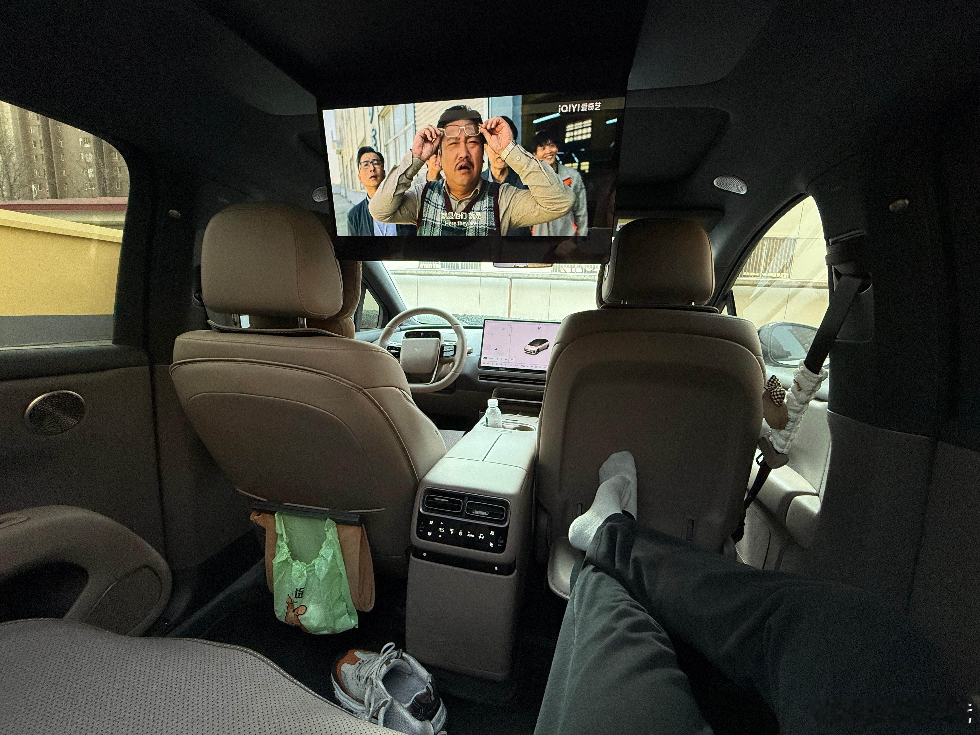 开着座椅加热配合着皇后座椅今儿咱们也享受一把小小的放松一下，以前都是司机的职位理