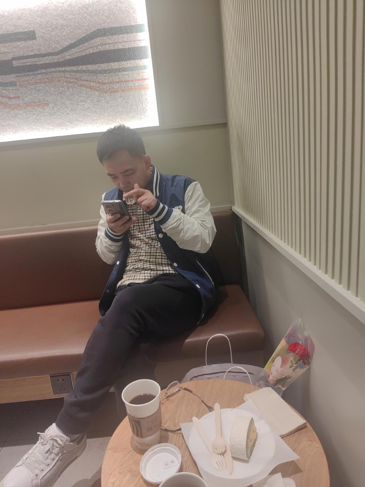 都是些什么事儿啊，双休日闲来无事，我到咖啡馆里呆会，看书、听音乐、玩手机，旁边的