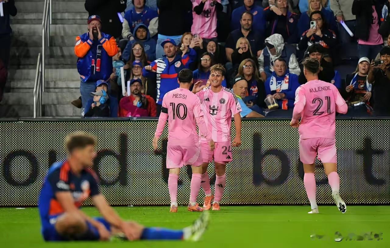 梅西带队，C罗需要队带。
区别很大。
一年一个台阶。没有很大的投入，梅西带队进入