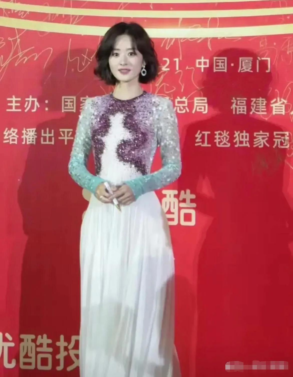 同样一件礼服，赵丽颖和模特却穿出了不同的效果，赵丽颖穿出了小女孩初长成的感觉，小