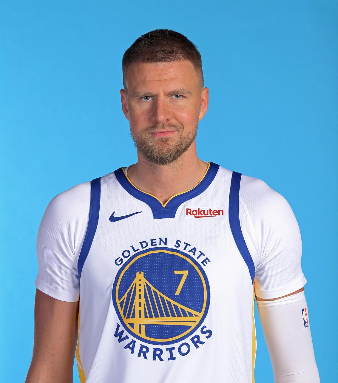 勇士VS掘金，波尔津吉斯身体不适，缺席！

上一场勇士首秀打了17分钟，赛后科尔