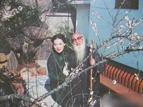 张大千的别样情缘：四等女人之外的心动
 
张大千先生评价女人有名言：一等女人肥白