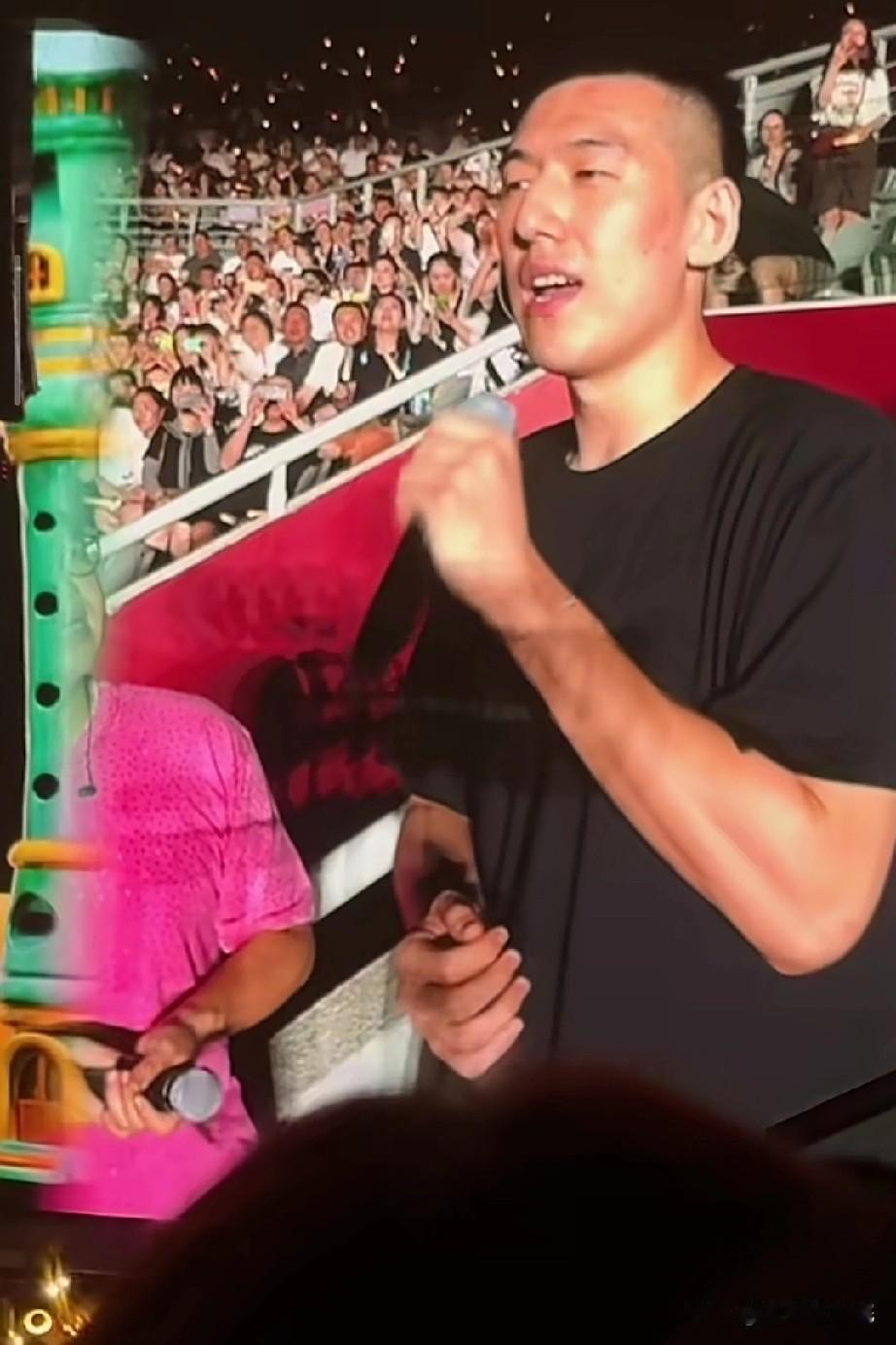 付豪在任贤齐演唱会上高歌一曲，来了一首《心太软》。

唱完之后，被任贤齐夸赞是被