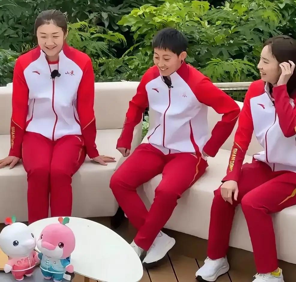 夺冠时刻的"隐形家教"！陈梦这坐姿太圈粉✨夺冠后的放松时刻，陈梦的坐姿直接封神！