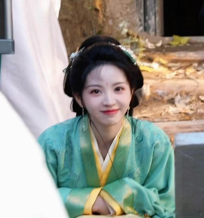 田曦薇立春live图 田曦薇立春live图，好乖好灵动的小田，剧组日常多多来 田