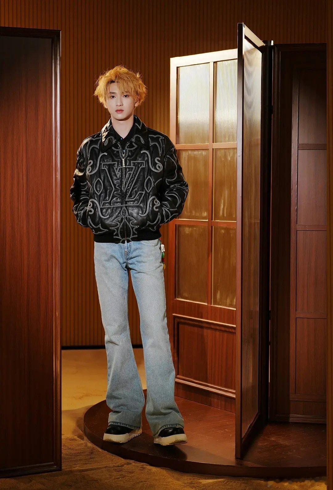 这个拉腿有点明显吧 ​​​