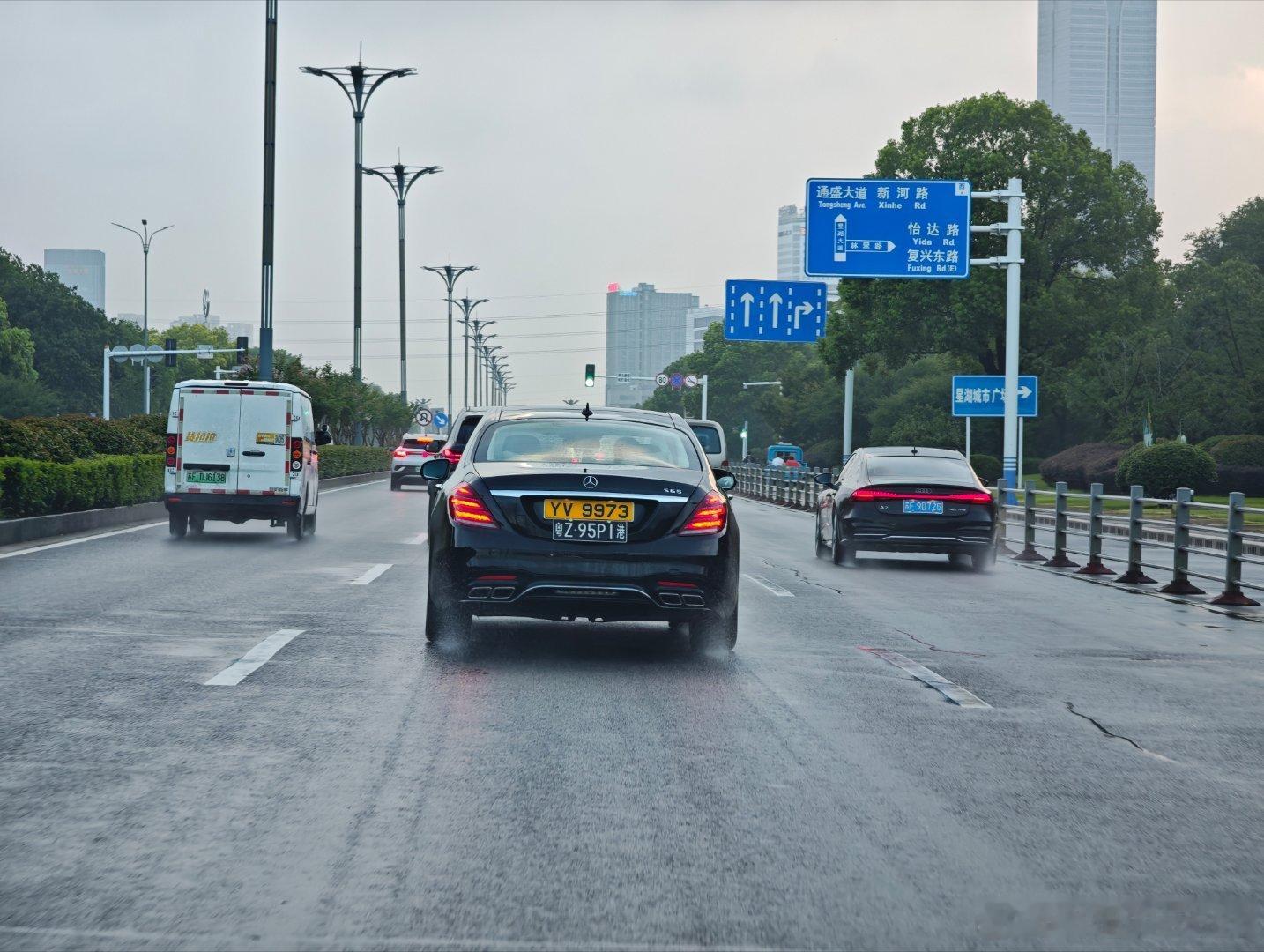 一辆粤港两地牌的S65跑南通来了，稀罕稀罕 ​​​