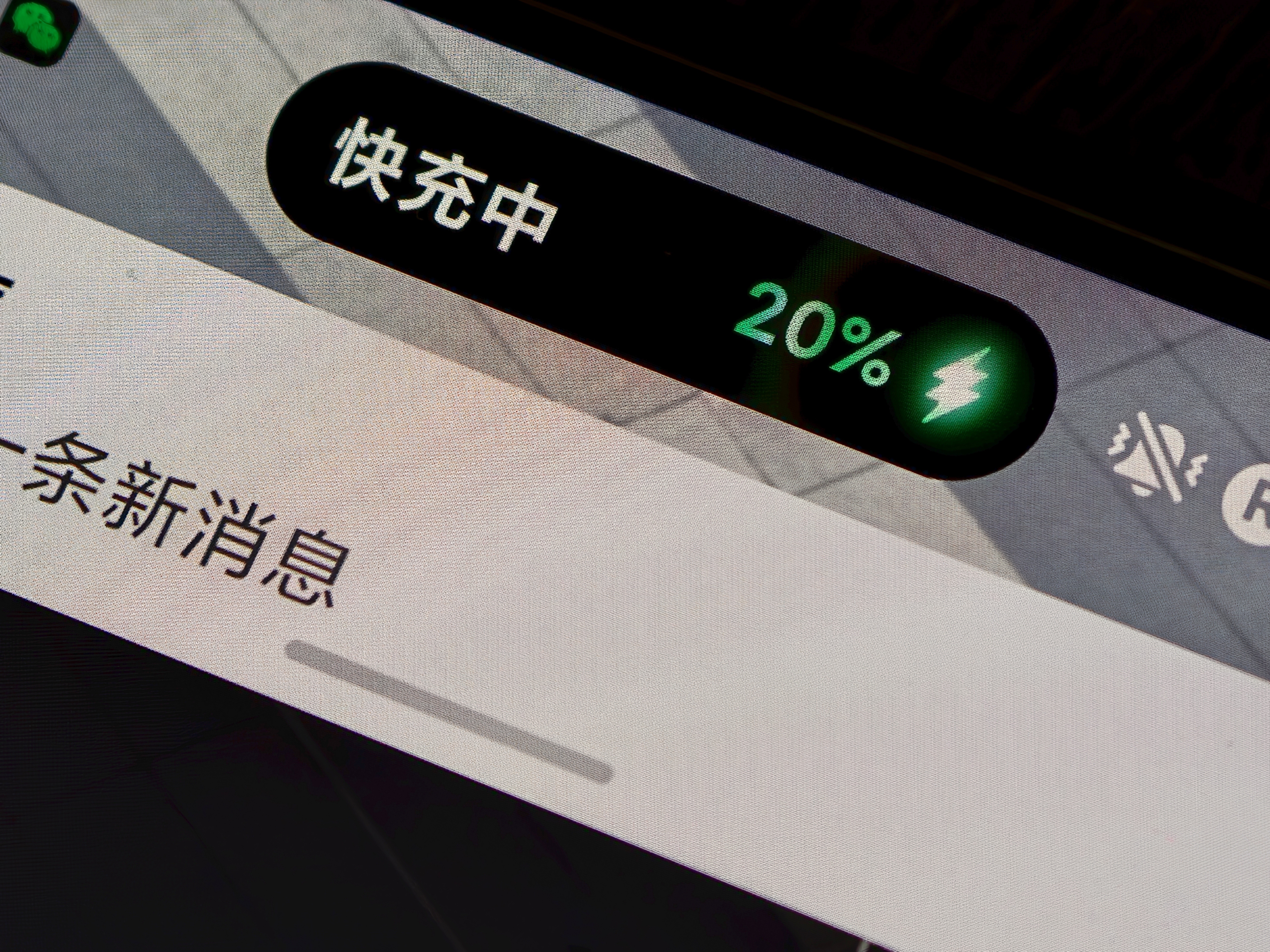 这次出来一个小插曲。前天出海，我给孩子打招呼，说手机尽量别碰水，他不在意，说手机