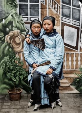 这张照片拍摄于1889年的天津，是晚清时期照相馆里的一幅布景人像。画面中，两位年