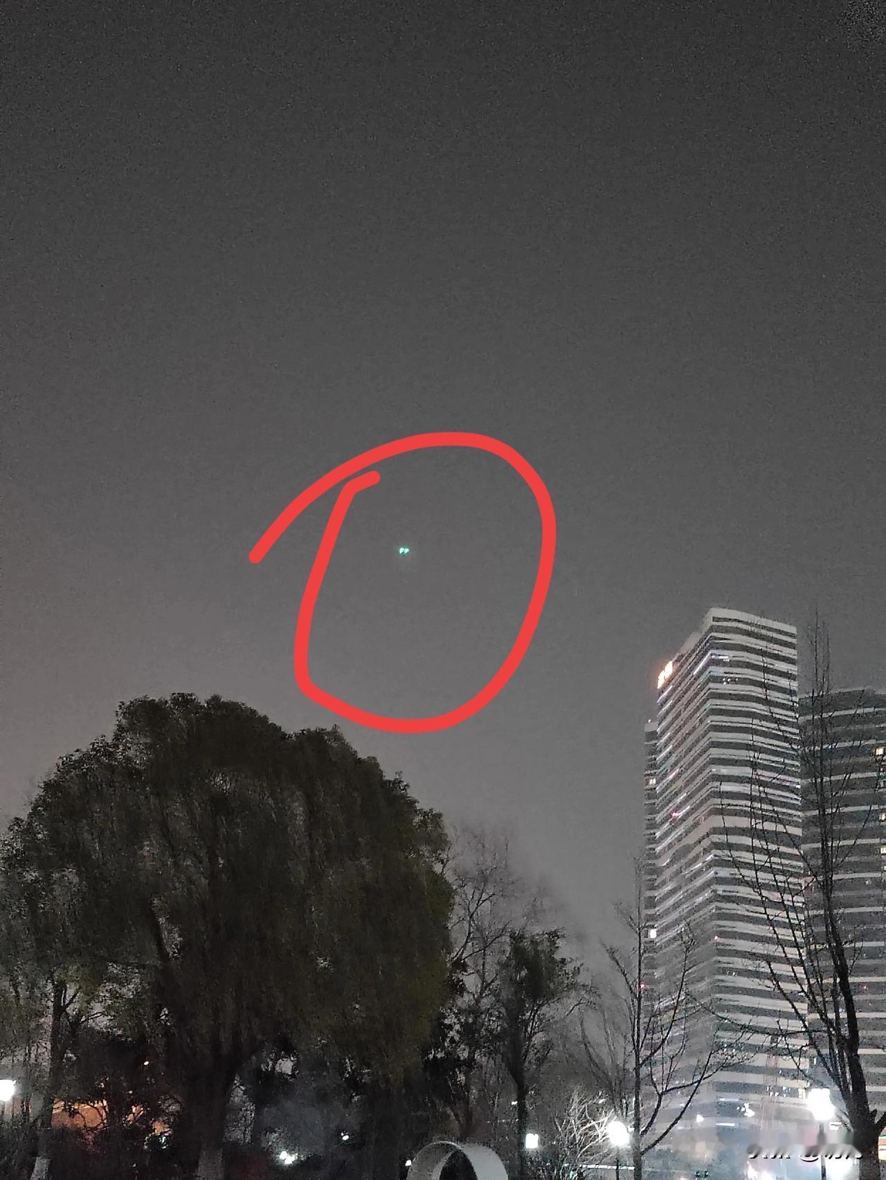 “滨江公安正在空中巡逻，请文明娱乐，控制音量，切勿干扰他人。”

国际滨就是不一