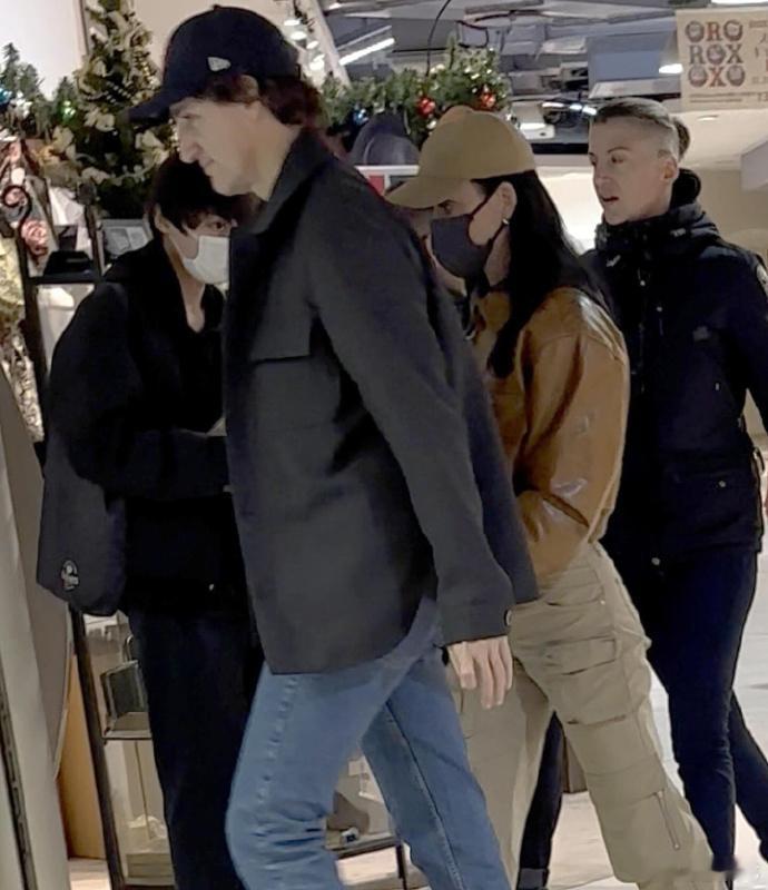 水果姐特鲁多牵手出行 水果姐Katy Perry和男友特鲁多被拍到在东京牵手出行