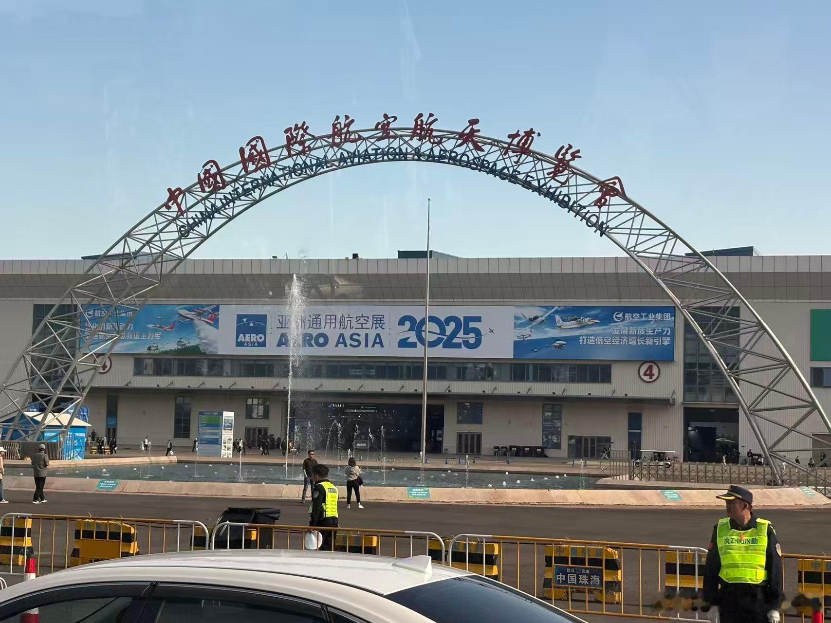 既然汽车媒体的活儿都被数码博主干了，那汽车博主就转行去干航空博主吧～正好俺父母都