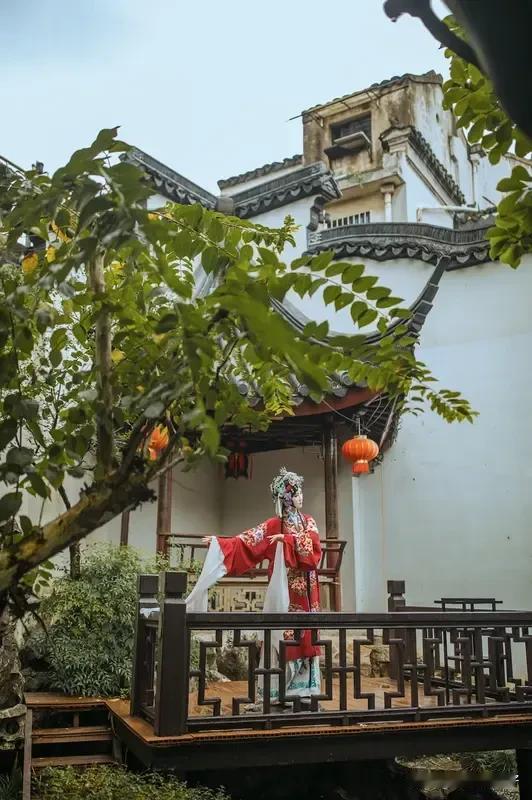 《七律   江湖》(二首）
江湖漂泊几春秋，岁月蹉跎惹客愁。
暮雨敲篷惊旅梦，晓