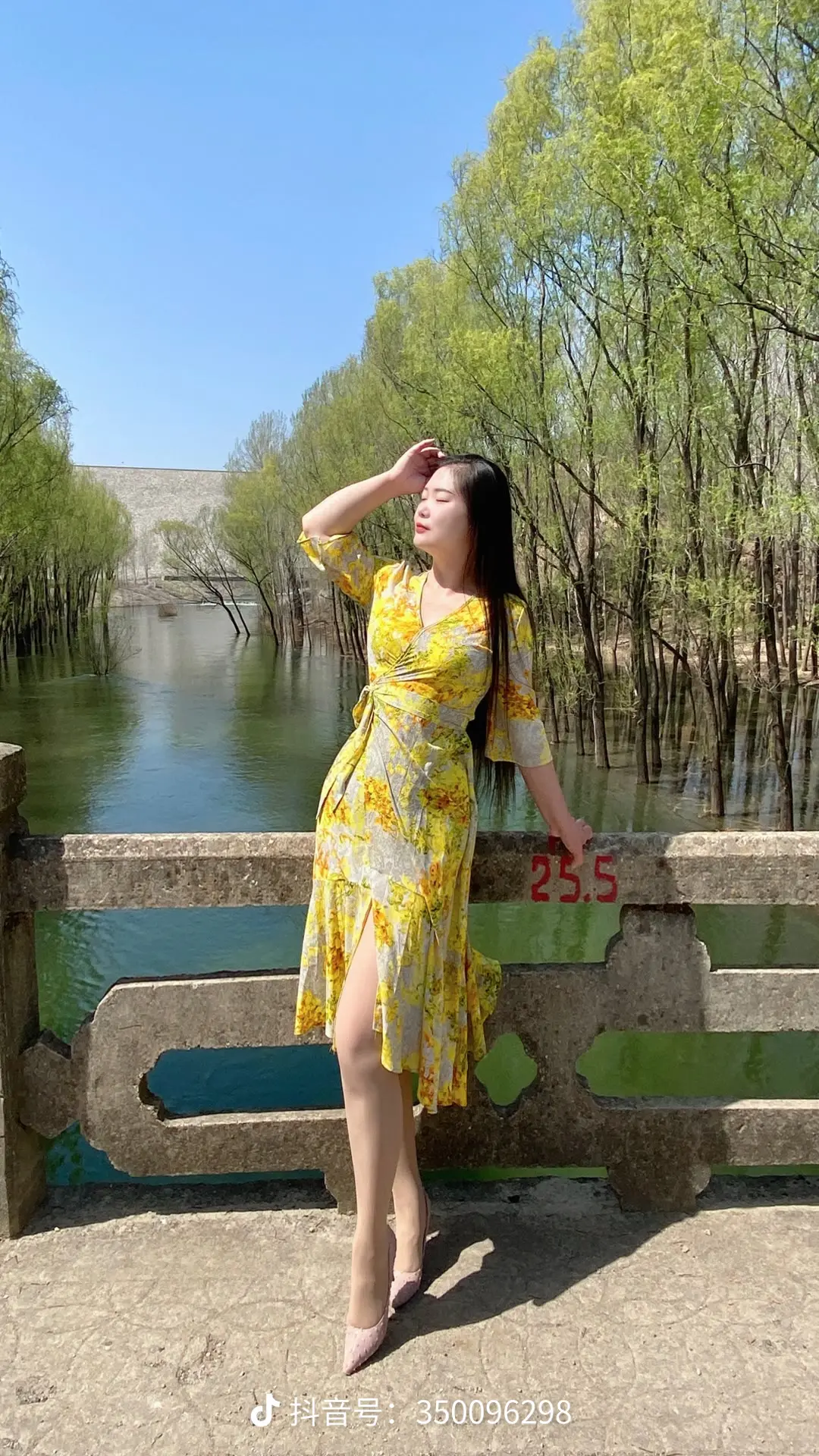 丰满莹润的中式美女 随手一拍都是美景 风景优美空气清新 这样的身材你喜欢吗 耐看...