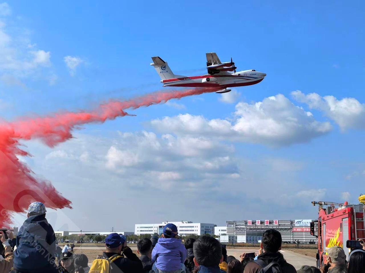 AG600在第七届直博会上泼“红水”，展示强大灭火能力。（摄影 孙伟 曹楠）