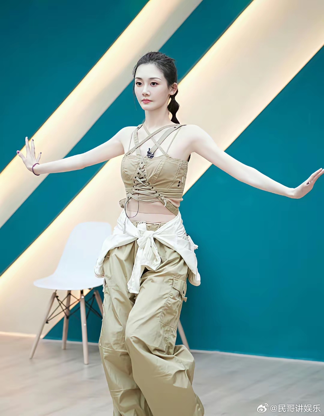 我知道苗苗和郑凯结婚了，我也知道他们生了3个孩子，让我意外的是，苗苗作为生过3个