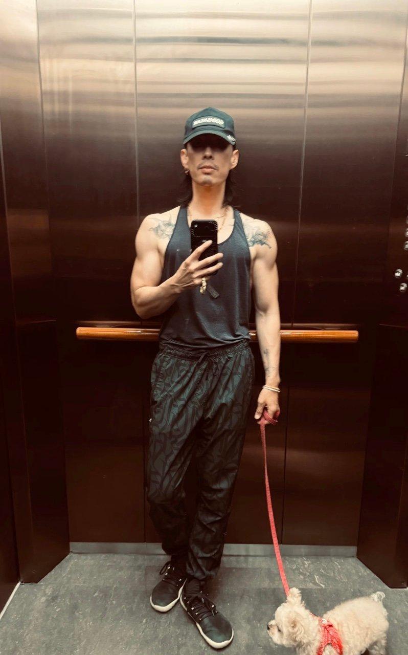 吴建豪回应瘦了40斤 自嘲自拍技术不及格，却藏不住瘦 40 斤的帅气！网友：别管