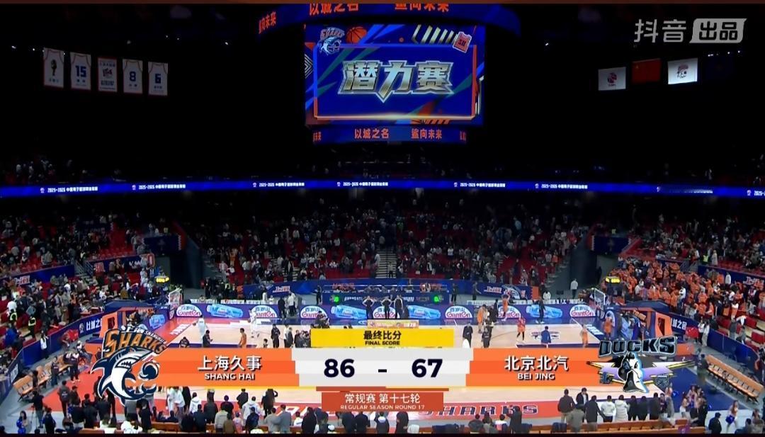 又是一年的京沪战，
缺兵少将的北京男篮，
只有翟晓川一人打出了硬气，
翟晓川单防