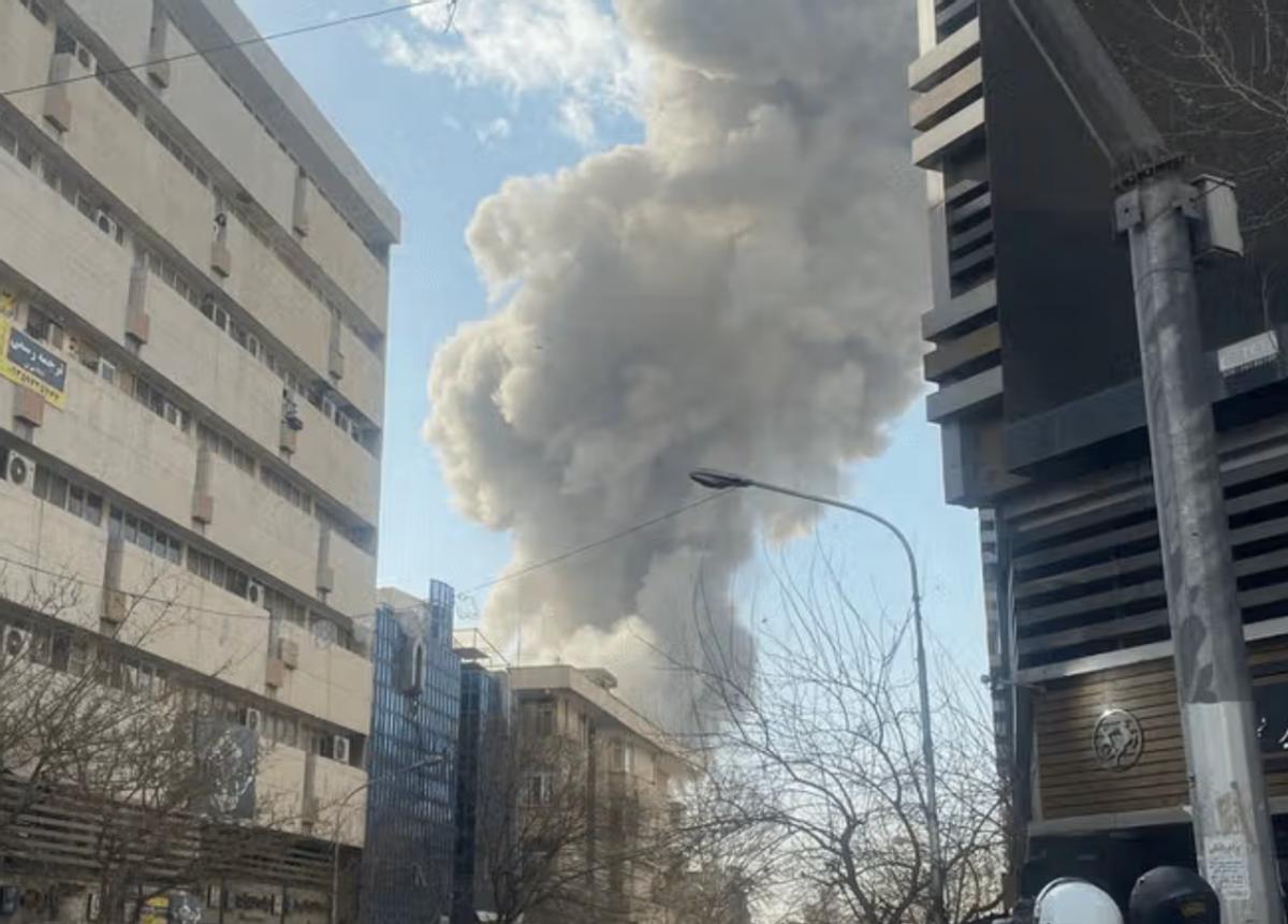 【美军加入空袭队伍，伊朗领空关闭】

2月28日伊朗突然传来爆炸声，以色列宣布他