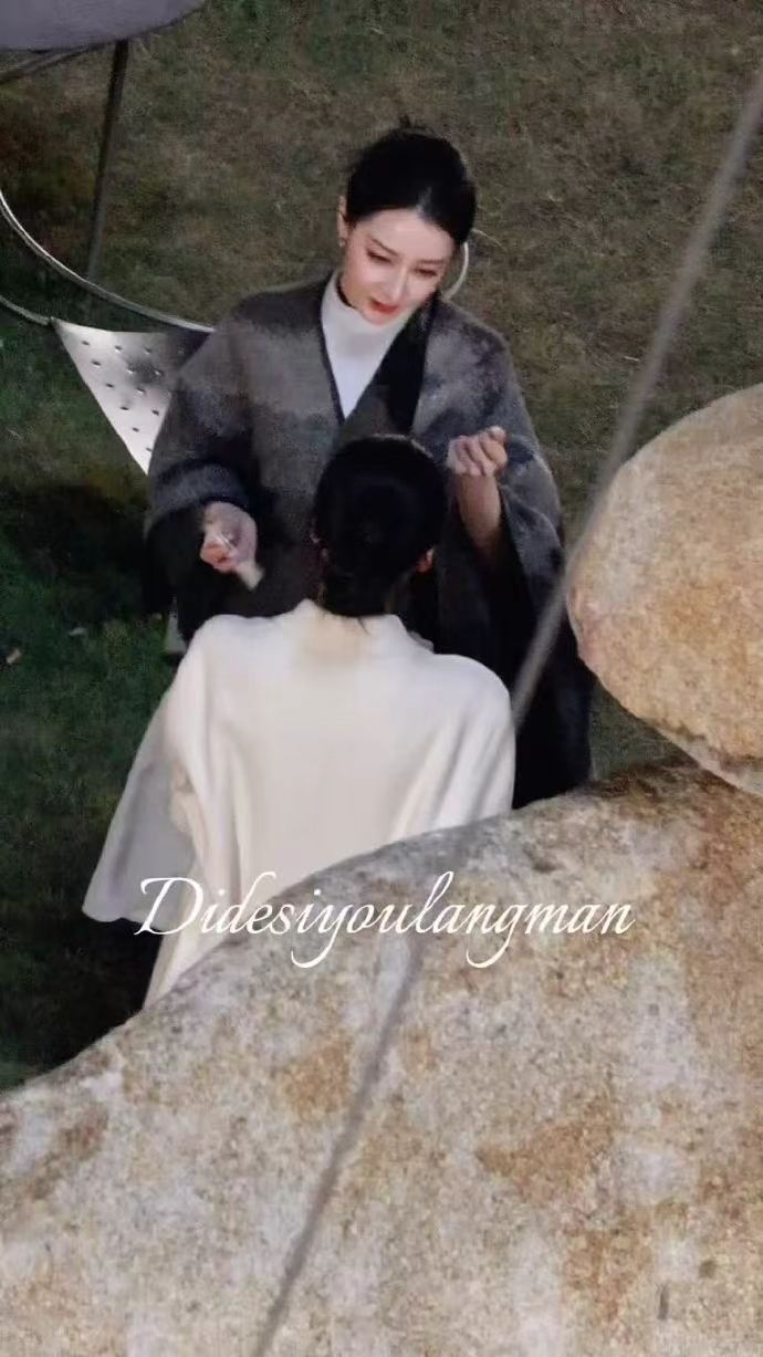 迪丽热巴恶女笑，迪丽热巴《虽然不能同时拥有一切》饰演不同性格的卫蓝，这个拿刀恶女