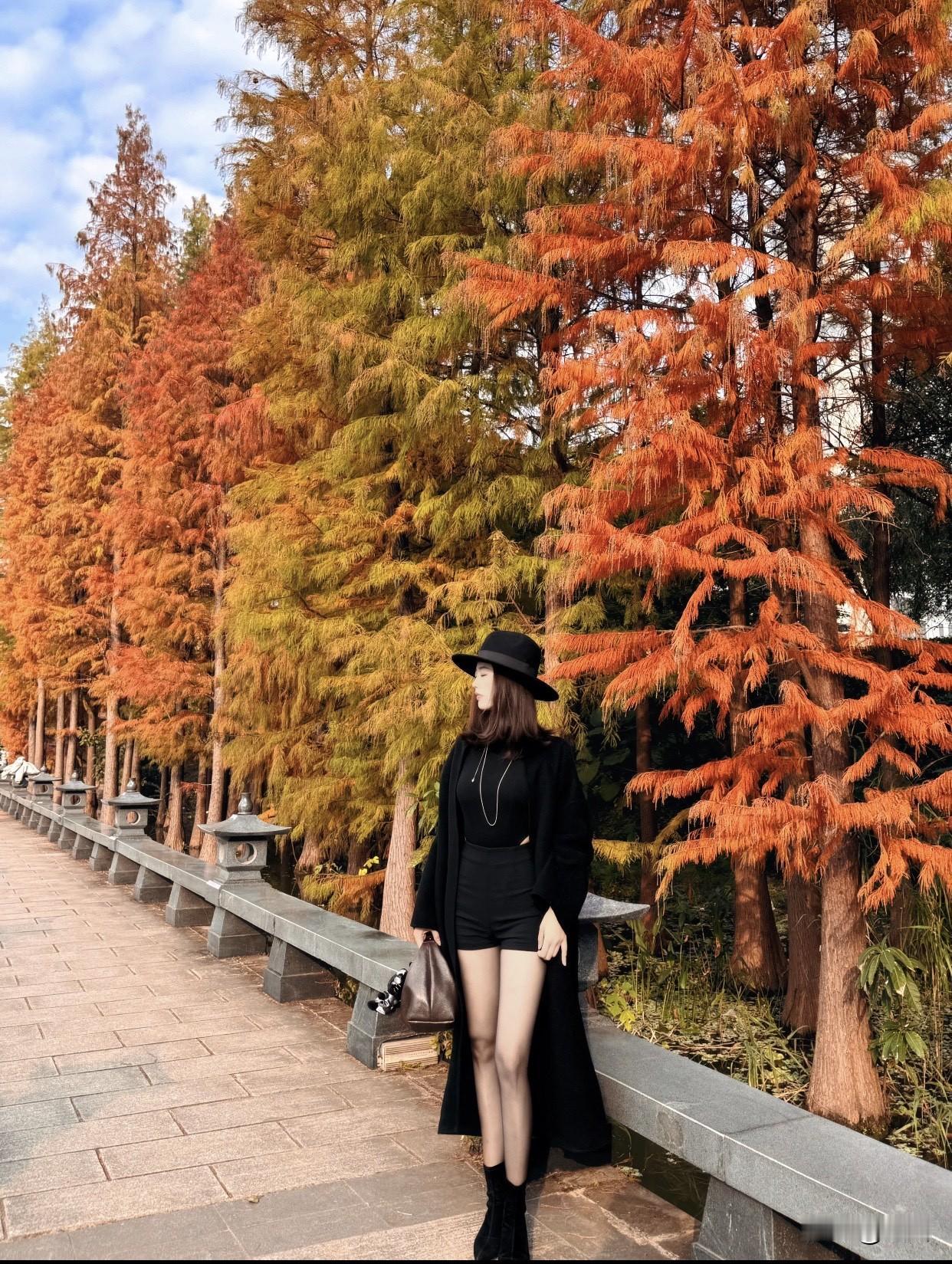 分享随手拍的美照秋日穿搭指南：黑色大衣+渔夫帽，优雅出街