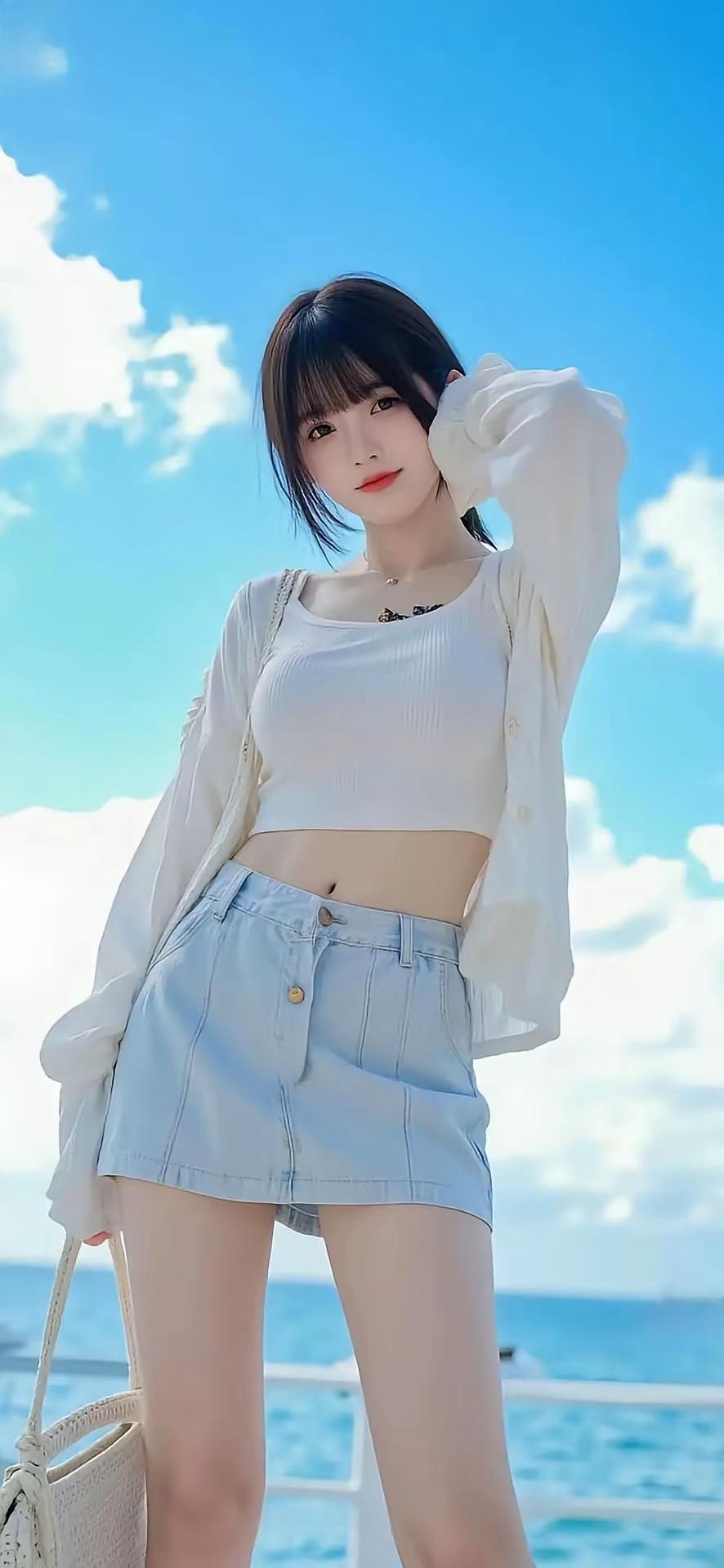 夏日海边穿搭指南👙🏖️ 清爽白T+牛仔短裤，轻松自在！